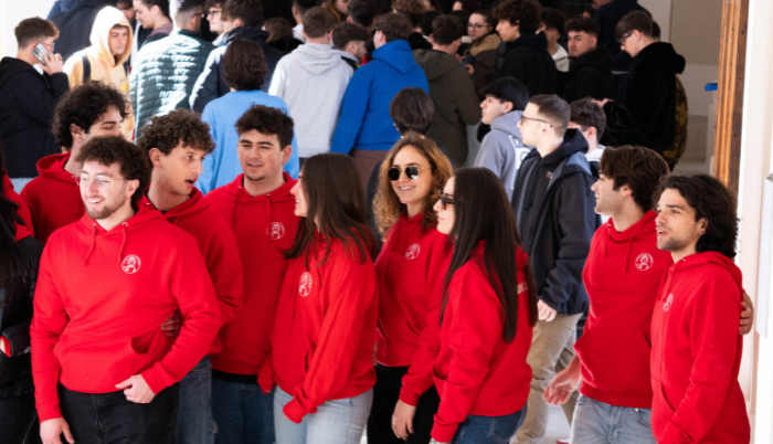 gruppo di studenti e studentesse di ingegneria con felpe rosse