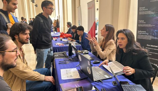 foto di un colloquio di un'azienda con studenti