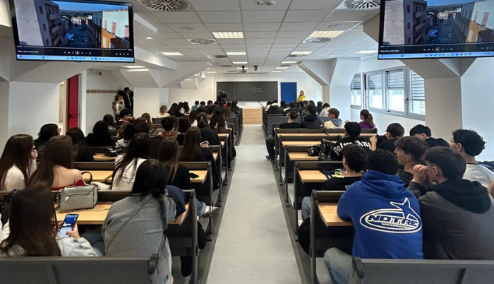 foto di un'aula colma di studenti