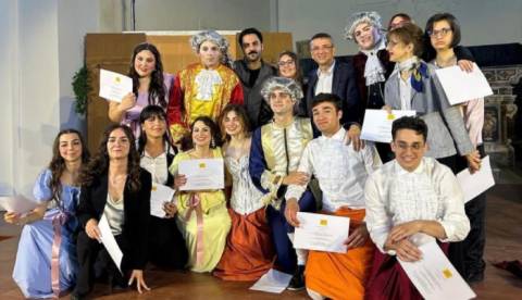 foto di uno spettacolo teatrale di studenti