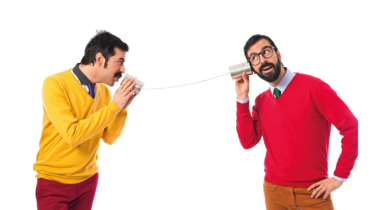 Immagine di due persone che parlano con due bicchieri legati a un filo