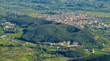 foto dall'alto del paese di Telese Terme dove si svolgerà l'evento